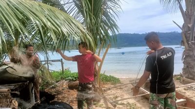 Bantu orang tua asuh, Tim Satgas TMMD Perbaiki Alat Tangkap Ikan