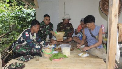 Jalin Kebersamaan, Satgas TMMD Makan Siang Bersama Warga