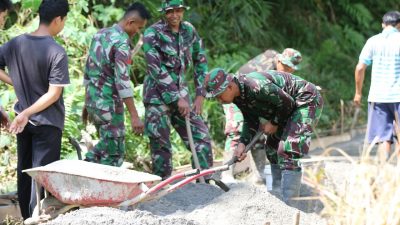 Jalin Kemanunggalan TNI – Rakyat, Paldam XII/Tpr Karya Bakti Bangun Jalan