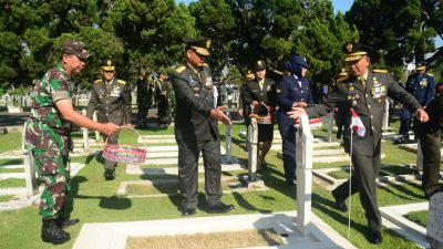 Jelang HUT TNI, Pangdam III/Slw Hadiri Ziarah Rombongan di TMP Cikutra