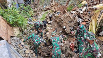 Prajurit Yonif 315/Grd Kodam III/Slw Diterjunkan ke Lokasi Tanah Longsor di Kelurahan Gunung Batu Bogor