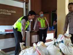 Bhabinkamtibmas Desa Purwasari Dampingi Pengumpulan Bantuan Warga Untuk Korban Gempa Cianjur