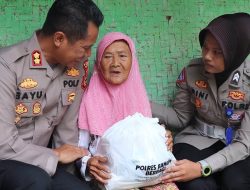 Kapolres Banjar Sambangi Rumah Ibu Sarwi yang Sudah Tidak Layak Huni