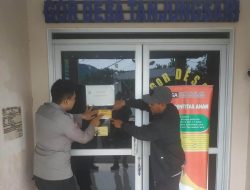 Melalui Bhabinkamtibmas, Polsek Sukaresik Gencarkan Pemasangan Stiker Kontak Person di Rumah Warga