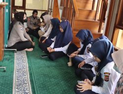 Polres Ciamis Laksanakan Giat Rutinnya Berupa Pembinaan Rohani dan Mental ( Binrohtal_)di Mesjid Al Hidayah Mapolres Ciamis