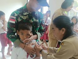 Prajurit Kesehatan Satgas Pamtas Yonif 645/Gty Bantu Puskesmas Pembantu Layani Imunisasi Anak Sekolah Perbatasan