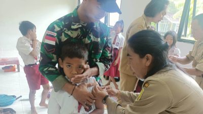 Prajurit Kesehatan Satgas Pamtas Yonif 645/Gty Bantu Puskesmas Pembantu Layani Imunisasi Anak Sekolah Perbatasan