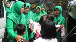 Sambangi Korban Gempa, Persit KCK CAB XLIII Yonif Raider 300 Bagikan Bansos