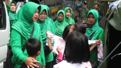 Sambangi Korban Gempa, Persit KCK CAB XLIII Yonif Raider 300 Bagikan Bansos