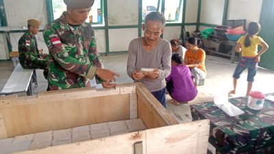 Satgas Pamtas Yonarmed 19/105 Trk Bogani Berikan Edukasi Pembuatan Tempe Kepada Masyarakat Perbatasan