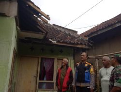 Tinjau Atap Rumah Ambruk, Bhabinkamtibmas Kordinasi Dengan Lintas Sektoral