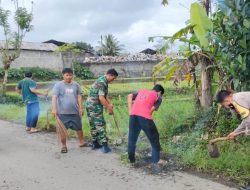 Bhabinkamtibmas Kelurahan Sambongpari Bersinergi dengan Babinsa, Gotong Royong Bersama Warga, Bersihkan Jalan dan Saluran Air