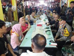 Kapolres Tasikmalaya AKBP Suhardi Hery Haryanto, S.I.K., M.M Laksanakan Program Jumat Curhat Di Pasar Mandiri Singaparna