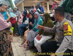Kapolsek Kadipaten Pantau Langsung Penyaluran BLT di Desa Pamoyanan Sampaikan Himbauan Kamtibmas