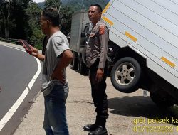 Mobil Box Alami Kecelakaan Tunggal, Personel Polsek Kadipaten Lakukan Pengaturan Lalu Lintas dan Bantu Evakuasi