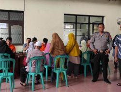 Pantau Penyaluran BLT, Bhabinkamtibmas Desa Rajapolah Sampaikan Himbauan Kamtibmas