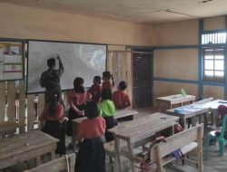 Personel Satgas Yonarmed 19/105 Trk Bogani Jadi Guru Matematika Di Perbatasan