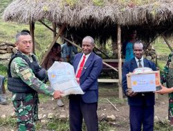 Sambut 1 Desember 2022, Satgas Kostrad Bagikan Sembako Untuk Rayakan Gerbang Natal