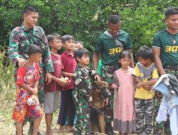 Tim K-9 Yonif Raider 300/Bjw Hadir Menghibur Warga Korban Gempa