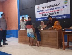 Waka Polsek Cineam Pantau Langsung Penyaluran BLT, Sampaikan Himbauan Kamtibmas