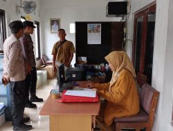 Anggota Polsek Salawu Giat, Silaturahmi dan Binluh Kamtibmas Pada Warga Masyarakat Desa Tenjowaringin