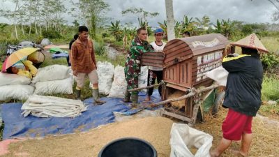 Bangun Kedekatan Dengan Warga, Babinsa Perigi Limus Tingkatkan Swasembada Pangan di Desa Binaannya