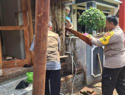 Jalin Sinergitas, Bhabinkamtibmas Desa Sukajadi Bantu Membangun Pembuatan Pos Kamling