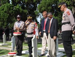 Kabid Humas Polda Jabar : Hut Satpam Ke 42, Wadir Binmas Polda Jabar Laksanakan Tabur Bunga Di Taman Makam Pahlawan Cikutra