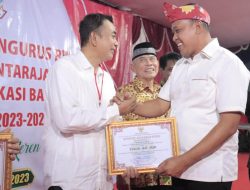 Pelantikan Masal Ketua Dan Pengurus RW dan Se-Kelurahan Bintara Jaya, Plt. Wali Kota Bekasi Tri Adhianto Berikan SK Secara Langsung
