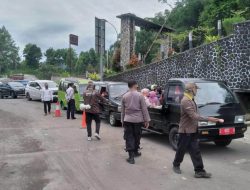 Personel Pospam Cipanas Galunggung Lakukan Gatur dan Sampaikan Himbauan Kamtibmas Kepada para Pengunjung