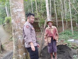 Personil Polsek Salawu Laksanakan Giat Sambang Pada Masyarakat Di Desa Neglasari