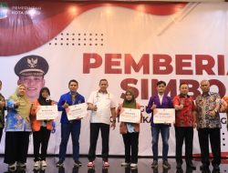 Plt Wali Kota Bekasi Berikan Beasiswa untuk Mahasiswa Kurang Mampu