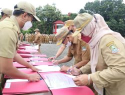 Plt. Wali Kota Tandatangani Kesepakatan dan Serahkan Penghargaan Saat Apel Pagi Ini