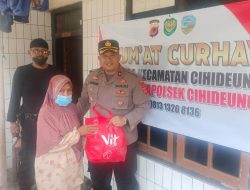 Saat Kegiatan Jumat Curhat, Kapolsek Cihideung Respon Keluhan Warga Dengan Berikan Paket Sembako