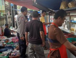 Sambangi Pedagang Jajanan Anak di SD Pengadilan, Bhabinkamtibmas Kelurahan Empangsari Sampaikan Binluh Kamtibmas