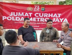 Sampaikan Pesan Kamtibmas program Jumat Curhat Kapolda, Bhabinkamtibmas kumpul bersama warga Kp.Teluk Pucung 01/01 kel Teluk Pucung Kec. Bekasi Utara