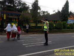 Strong Point Pagi Polsek Kadipaten, Bantu  Seberangkan Anak Sekolah