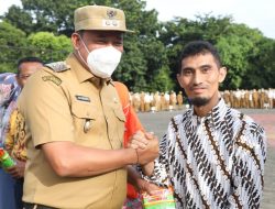 Upaya Peningkatan Ketahanan Pangan, Kelompok Tani Kota Bekasi Diberikan Benih Kangkung Saat Apel
