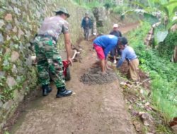Babinsa Desa Banjarangsana Pelda Eli kusliana bersama masyarakat sebagai bentuk kemanunggalan TNI bersama rakyat melaksanakan karya bakti pengecoran jalan