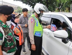 Bagikan Brosur dan Himbauan Kamseltiblancar, Satlantas Polres Metro Bekasi Kota gelar Operasi gelar Operasi Keselamatan Jaya 2023