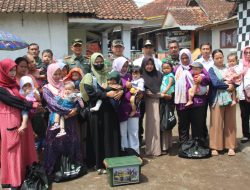 Danrem 062/TN didampingi Dandim 0612/Tasikmalaya Melaksanakan Kunjungan Kerja dalam rangka meninjau Magot dan pembagian sembako Di wilayah Panyingkiran Indihiang Kota Tasikmalaya