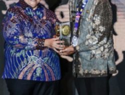 Di Bandung Raih Penghargaan Ombudsman Di Jakarta Raih Adipura Bupati Berhasil Wujudkan Visi Dan Misi.