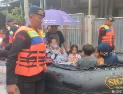Dramatis, Aksi Heroik Tim SAR Brimob Batalyon D Pelopor Satbrimob PMJ Evakuasi Warga Terjebak Banjir