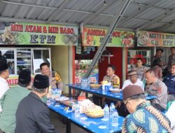 Kapolres Tasikmalaya AKBP Suhardi Hery Haryanto, S.I.K., M.M. Melaksanakan Program Jumat Curhat yang dilaksanakan di RM Kupat Tahu Mangunreja bersama Tokoh Agama dan Tokoh Masyarakat