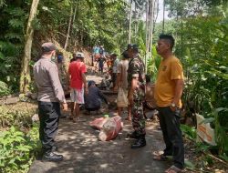 Kerja Bakti TNI-Polri Bersama Warga, Gotong Royong Perbaiki Jalan Desa yang Amblas