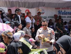 Pada Acara Helaran Seni Kota Banjar, Kapolres Banjar Bagikan Makanan Ringan dan Minuman