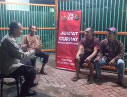 Polsek Bekasi Timur melalui Bhabinkamtibmas kelurahan Pengasinan Aiptu Erik menyambangi Pos security perumahan taman kintamani Rt 2 Rw 28 kelurahan Pengasinan