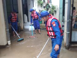 Respon Cepat Tim SAR Ditpolairud Polda Metro Jaya Evakuasi Warga Yang Terkena Banjir