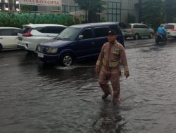 Siaga Banjir, Bhabinkamtibmas Pantau Banjir dan Genangan Air di Wilayah Pekayon Jaya