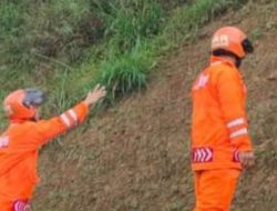 Tim SAR Sat Brimob Polda Jabar, Laksanakan Patroli Cek Tebing Rawan Longsor di Wilayah Kecamatan Lembang